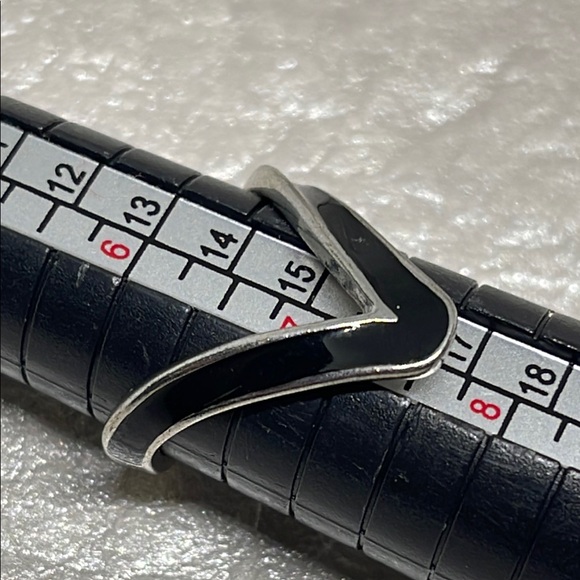 Silver tone and Black enamel V Geometric Ring - Picture 5 of 8